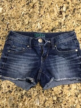 Decree Juniors Dark Wash Denim Cutoff Shorts
